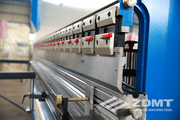 中德機床攜手意大利ESA成功研制新型電液同步數控折彎機3 中德機床攜手意大利ESA成功研制新型電液同步數控折彎機3