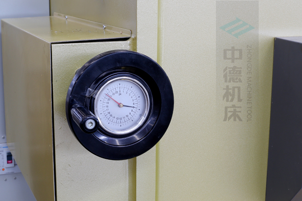 ZDG-640刀片間隙調節(jié)裝置,設置在機架前面,并有刻度顯示,調節(jié)方便.jpg ZDG-640刀片間隙調節(jié)裝置,設置在機架前面,并有刻度顯示,調節(jié)方便.jpg