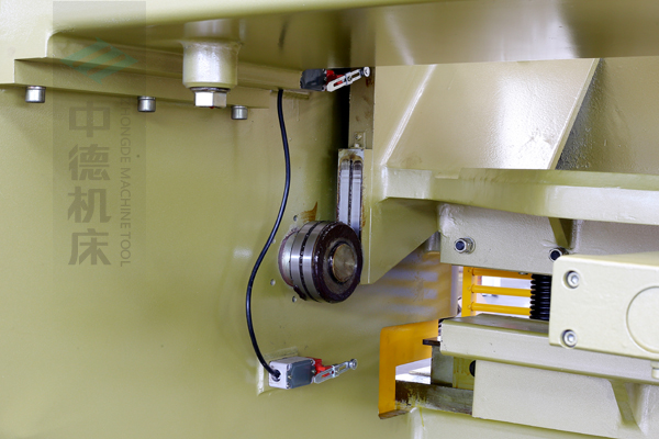 ZDG-640閘式刀架結構,刀架上下垂直運動工作,軸承受力小無磨損,所以能長久精確控制刀片間隙,并能調節(jié)剪切角度,提升產品質量,又顯著提高刀片使用壽命.jpg ZDG-640閘式刀架結構,刀架上下垂直運動工作,軸承受力小無磨損,所以能長久精確控制刀片間隙,并能調節(jié)剪切角度,提升產品質量,又顯著提高刀片使用壽命.jpg