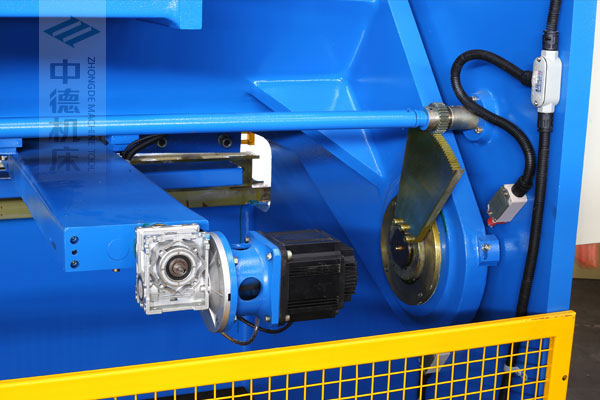 ZDSK-1632剪板機后檔料結(jié)構(gòu),平行度高,并采用國內(nèi)一流品牌軸承,耐磨抗壓壽命長.jpg ZDSK-1632剪板機后檔料結(jié)構(gòu),平行度高,并采用國內(nèi)一流品牌軸承,耐磨抗壓壽命長.jpg