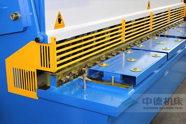 ZDS-2032剪板機進料口,安全防護,進料無阻,又能直接觀看到燈光對線的剪切位置.jpg ZDS-2032剪板機進料口,安全防護,進料無阻,又能直接觀看到燈光對線的剪切位置.jpg