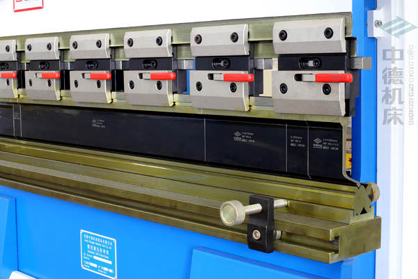 ZDPK-4015-標準分段模具并配合模具快夾，換?？焖?jpg