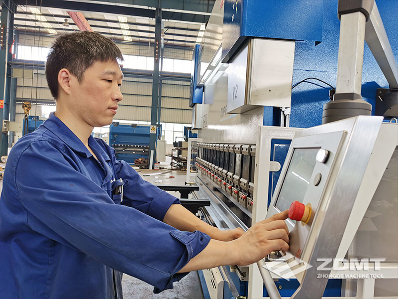 安徽中德機(jī)床股份有限公司生產(chǎn)車(chē)間-數(shù)控折彎?rùn)C(jī)調(diào)試中 安徽中德機(jī)床股份有限公司生產(chǎn)車(chē)間-數(shù)控折彎?rùn)C(jī)調(diào)試中